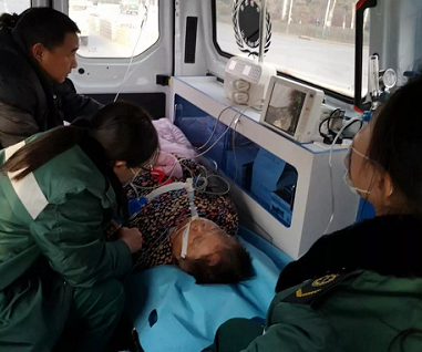 老人喝农药自杀，太让人心痛了